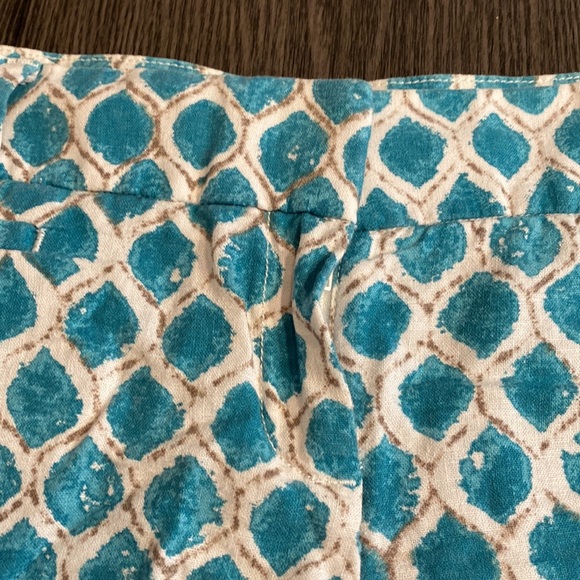 LOFT The Riviera Short. Size 0. Cream and blue/green pattern. - Picture 5 of 9